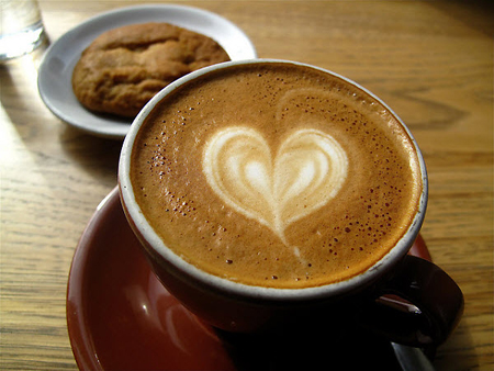 рисунок сердце на кофе