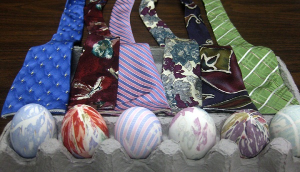 покраска яиц шелковым галстуком