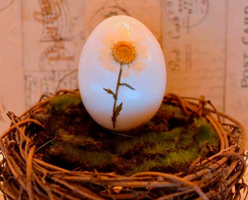 пасхальные яйца украшенные сушеными цветами