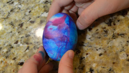 Покраска яиц на Пасху с помощью пенки для бритья или взбитых сливок