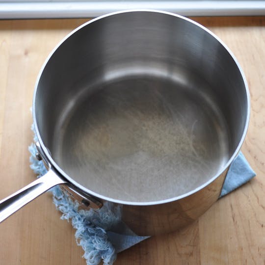 очистить пригоревшие пятна на посуде